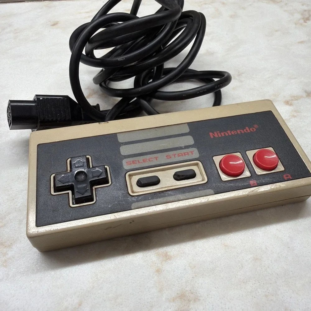 Nintendo 1985 Controller Original‎ NES-0044 Button Layout Propietary Connector